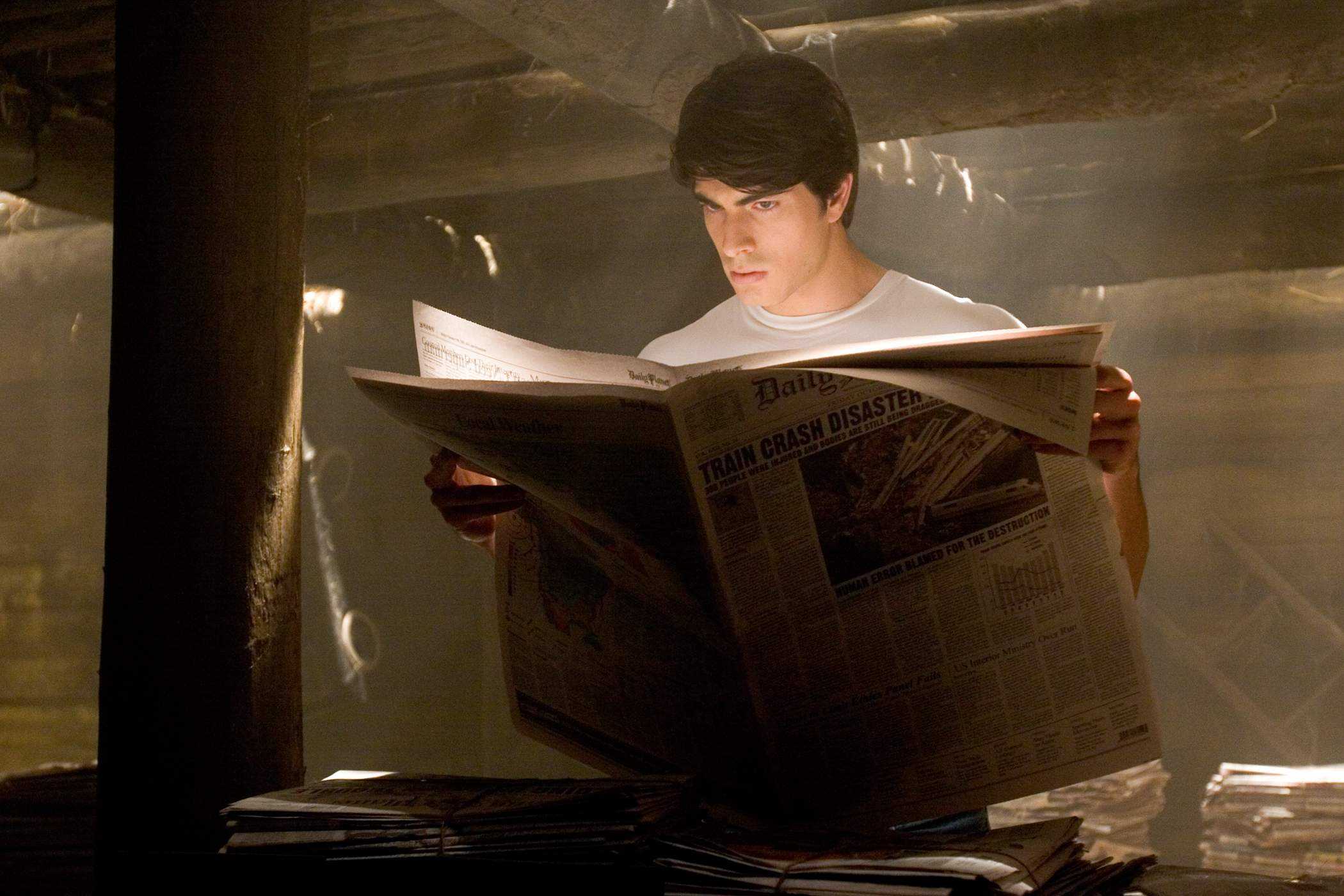 BRANDON ROUTH stars as Clark Kent/Superman in a scene from Warner Bros Pictures' Superman Returns (2006)