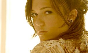 Mandy Moore Covering Rihanna's 'Umbrella'!