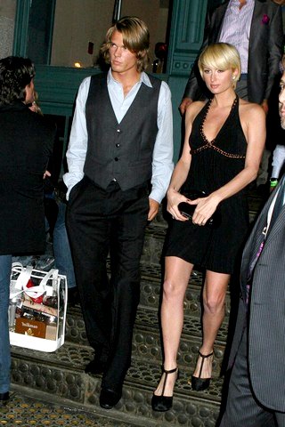 Paris Hilton Helps Boyfriend Find Other Job Than Delivering Pizza