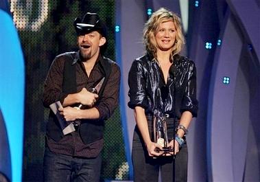 More 41st CMA Awards Winners Unveiled: Sugarland and Taylor Swift