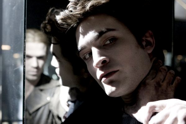 Vampire Romance 'Twilight' Premiered Teaser Trailer