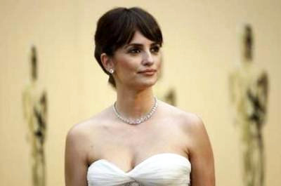 2009 Oscars: Penelope Cruz Steals First Academy Statuette