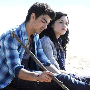 Joe Jonas and Demi Lovato's 'Make a Wave' Debuted