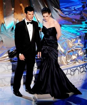 2010 Oscars: Taylor Lautner and Kristen Stewart Pay Homage to Horrors
