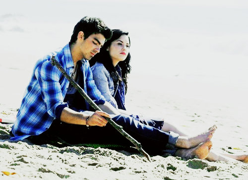 Video Premiere: Joe Jonas and Demi Lovato's 'Make a Wave'