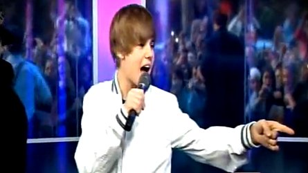 Video: Justin Bieber Performing Behind Glass in Aussie Chaotic Gig