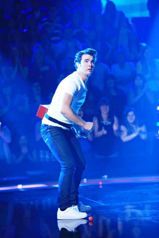 Wife Watching Kevin Jonas on New 'Minute to Win It' Sneak Peek