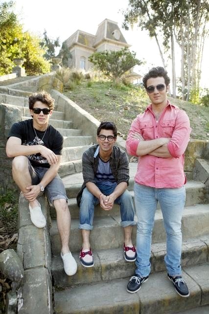 Jonas Brothers Chillin' in the Summertime in New Music Video