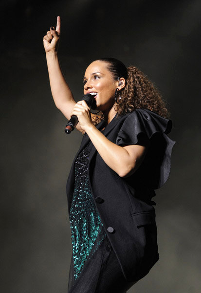 Video: Pregnant Alicia Keys Falls on Stage at Essence Music Fest
