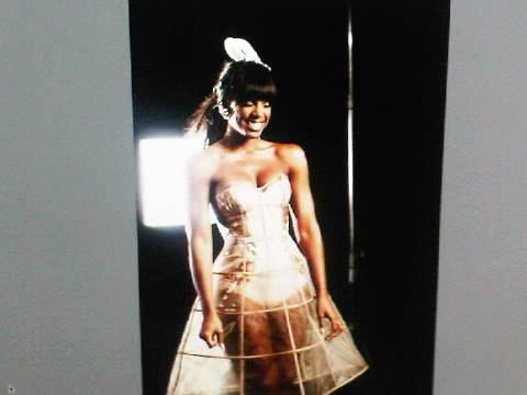 Kelly Rowland Releases Picture From 'Rose Colored Glasses' Video Shoot