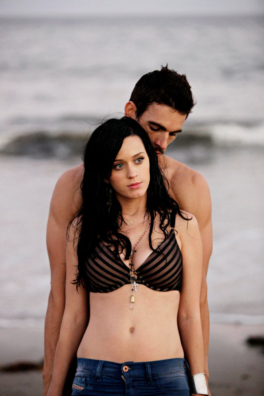'Teenage Dream' Video: Katy Perry Makes Out in the Beach, Pool and on Bed
