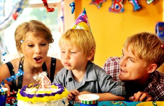 Taylor Swift's 'Mine' Music Video Leaks in Full