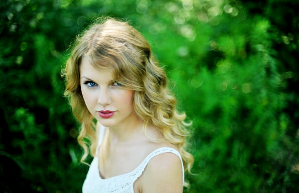 Taylor Swift Singing Outside Church When Debuting Official 'Mine' Video in Maine