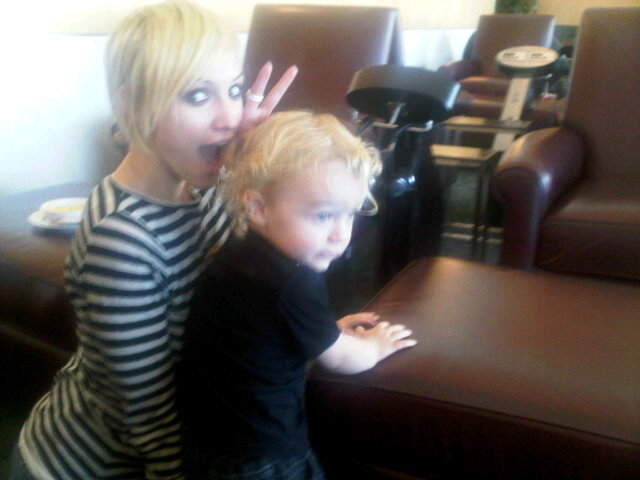 Ashlee Simpson Debuts New Blonde Pixie Cut