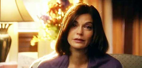 Teri Hatcher Appears in New 'Smallville' 10.08 Promo
