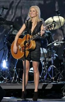 Gwyneth Paltrow Learned From Beyonce for Critically-Acclaimed CMAAs Gig