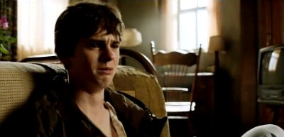 'Bates Motel' 1.02 Preview: Norman Faints in Classroom