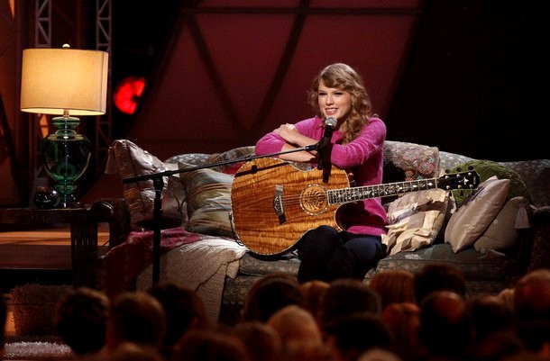 CMA Awards 2011: Taylor Swift Performs Her Song 'Ours'