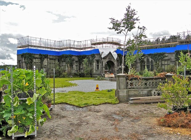 Collinwood Manor in Tim Burton's Movie 'Dark Shadows' Revealed
