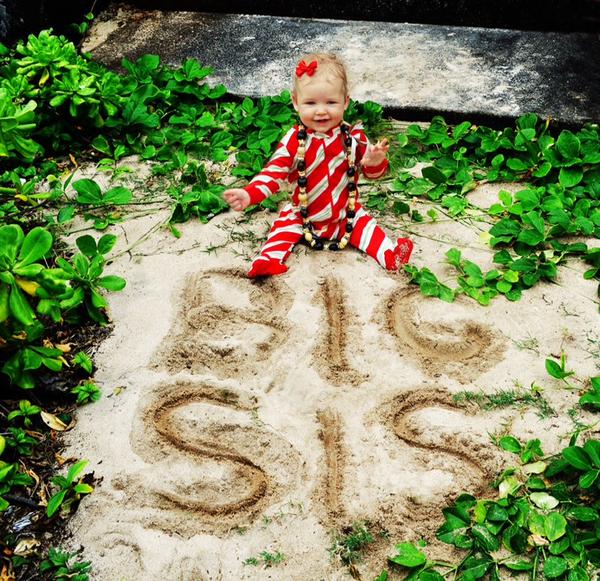 Jessica Simpson Confirms Second Pregnancy With a Pic