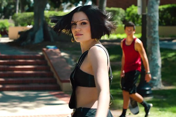 скачать песню jessie j flashlight