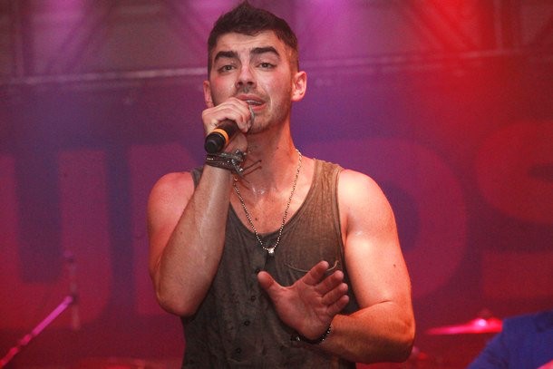 Joe Jonas NOT Booed at Paper Magazine Concert in Brooklyn