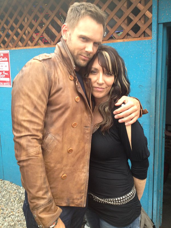 Joel McHale Joins 'Sons of Anarchy' as Handsome Con Man