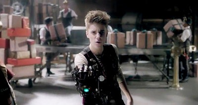 Justin Bieber Debuts Live Version of 'Santa Claus Is Coming to Town' Video