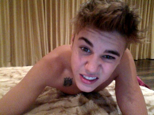 Shirtless Justin Bieber Shows Off New Tattoo