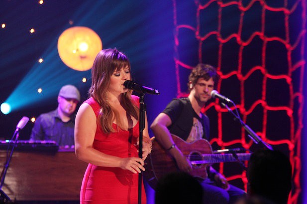 Kelly Clarkson Flubs Lyrics, Suffers Wardrobe Malfunction at 'Unplugged' Taping