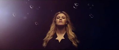 Kelly Clarkson Is Svelte Diva in New Video 'Catch My Breath'