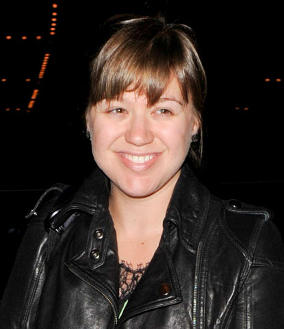 Kelly Clarkson Bares Makeup-Free Face in New York City