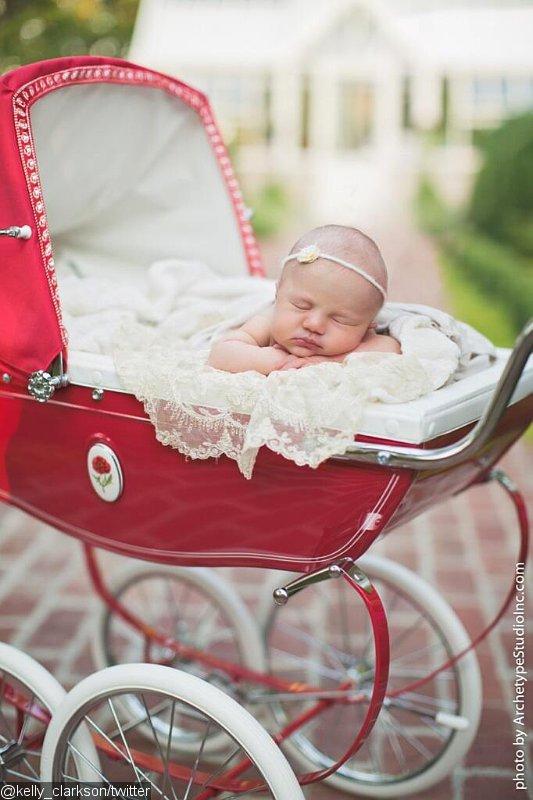 Kelly Clarkson Shares First Photo of Daughter River Rose