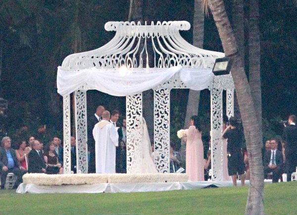 Pictures of Mario Lopez and Courtney Mazza Getting Married Emerge on the Web