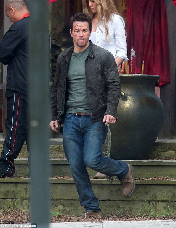 Mark Wahlberg Wields Two-Bladed Sword on 'Transformers 4' Set
