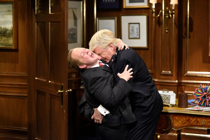 Melissa McCarthy's Sean Spicer Confronts Alec Baldwin's Donald Trump on 'SNL'