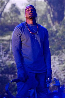 MTV VMAs 2013: Kanye West Performs 'Blood on the Leaves'