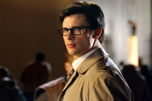 New 'Smallville' Pics Unveil Clark's Transformation in Phone Booth