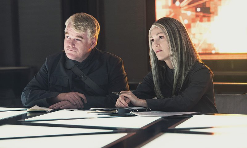 First Official Pictures and Motion Poster of 'The Hunger Games: Mockingjay, Part 1'