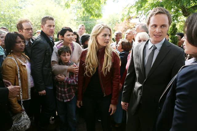 'Once Upon a Time' 2.01 New Clips: Emma Reacts to Family Reunion, Regina Gets Jailed