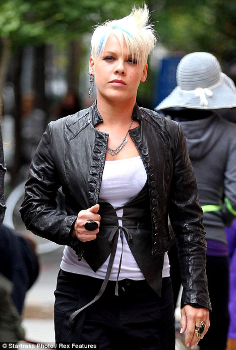 Pink Sports Hair With Blue Streak on 'Thanks for Sharing' Set