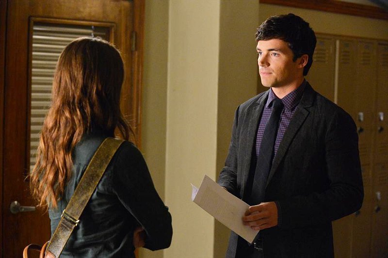 'Pretty Little Liars' 4.18 Preview: Ezra Spies on the Girls