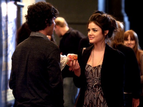 'Pretty Little Liars' 2.16 Sneak Peeks: Aria's New Suitor and 'A' 's Possible Lair