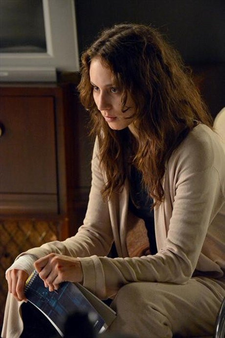 'Pretty Little Liars' 3.22 Sneak Peeks: Spencer Goes Missing After the Shocking Death