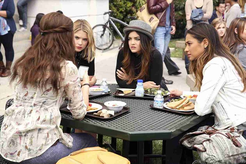 'Pretty Little Liars' 5.04 Sneak Peeks: Aria Gets Paranoid