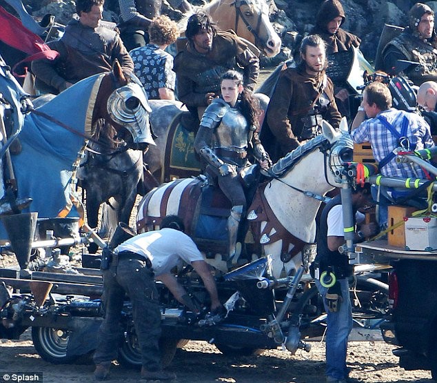 Set Video of 'Snow White and the Huntsman': Kristen Stewart and Chris Hemsworth in War
