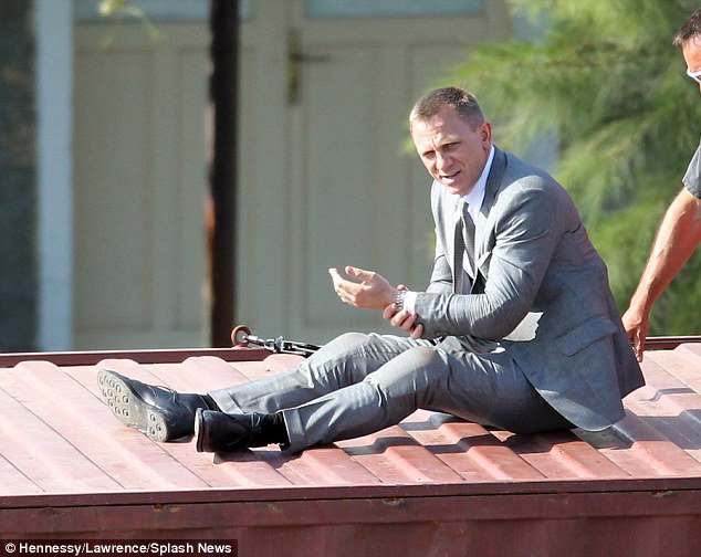 New 'Skyfall' Set Videos: James Bond Does Dead-Defying Stunt on Top of Moving Train
