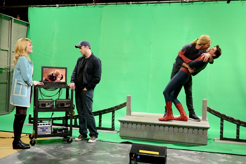 'SNL' Video: Emma Stone Makes Surprise Appearance, Andrew Garfield Kisses Chris Martin