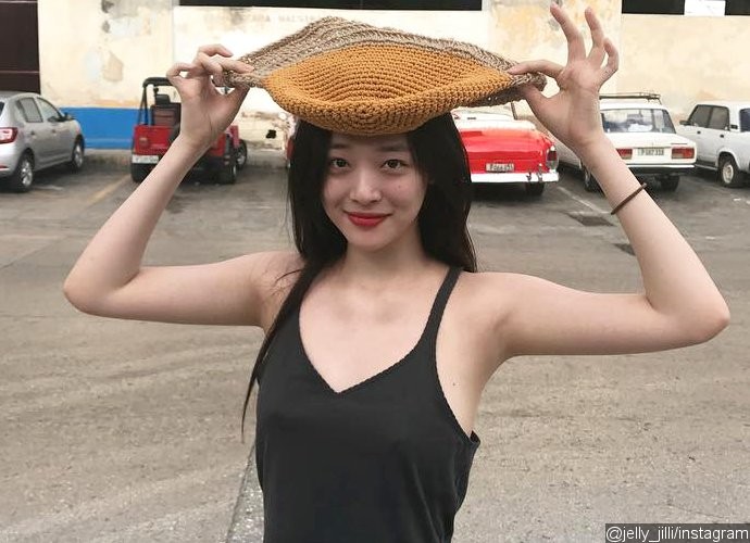 sulli-stirs-debate-as-she-goes-braless.j