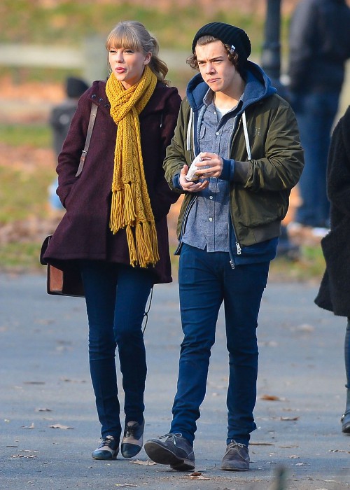 Video: Taylor Swift and Harry Styles Kiss at Midnight on New Year's Eve Concert